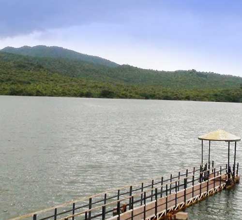 beautiful view of ayyanakere lake in chikmagalur